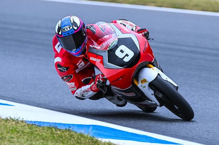 Aksi pembalap Astra Honda Racing Team, Veda Ega Pratama, saat tampil dalam salah satu sesi JuniorGP Estoril di Sirkuit Estoril, Portugal, 2-4 Mei 2025.