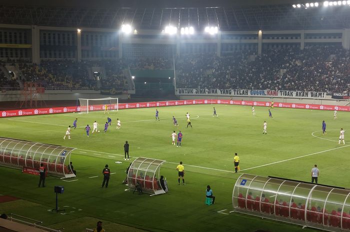 Suasana pertandingan antara Persis Solo melawan Arema FC, Senin (5/5/2025).