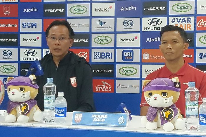Pelatih Persis Solo, Ong Kim Swee dan pemain Eky Taufik saat memberikan keterangan kepada media pasca laga melawan Arema FC, Senin (5/5/2025).