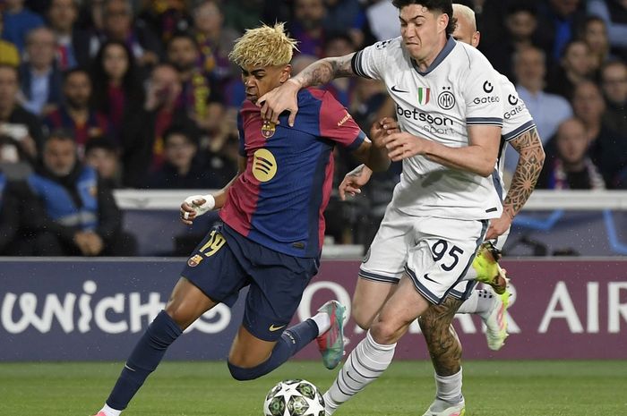 Lamine Yamal (kiri) berusaha dihentikan Alessandro Bastoni dalam duel Barcelona vs Inter Milan pada semifinal Liga Champions di Stadion Lluis Companys (30/4/2025).
