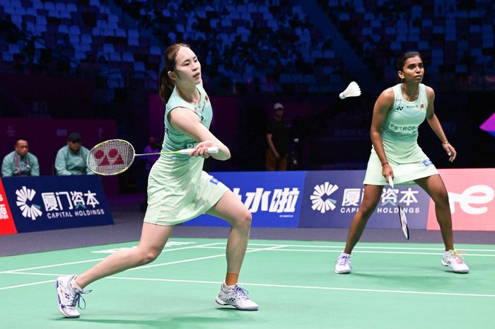 Pasangan ganda putri Malaysia, Pearly Tan/Thinaah Muralitharan, pada penentuan juara Grup C Sudirman Cup 2025 di Xiamen Fenghuang Gymnasium, China, Kamis (1/5/2025).