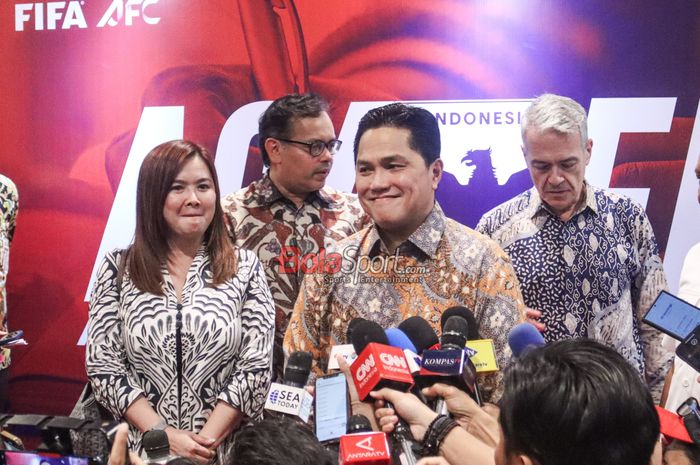 Ketua Umum PSSI Erick Thohir saat memberikan pernyataan kepada awak media, di Mandiri University Daan Mogot, Jakarta Barat, Selasa (6/5/2025).