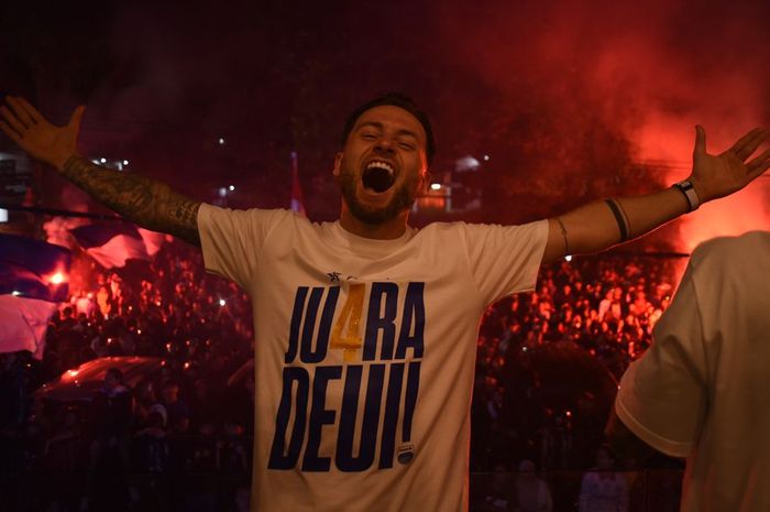 Gelandang Persib Bandung, Marc Klok, saat merayakan gelar juara Liga 1 2024/2025.