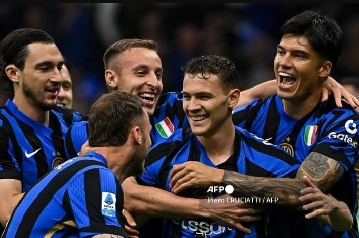 Para pemain Inter Milan merayakan gol penalti Kristjan Asllani ke gawang Verona pada pertandingan Liga Italia di San Siro (3/5/2025).
