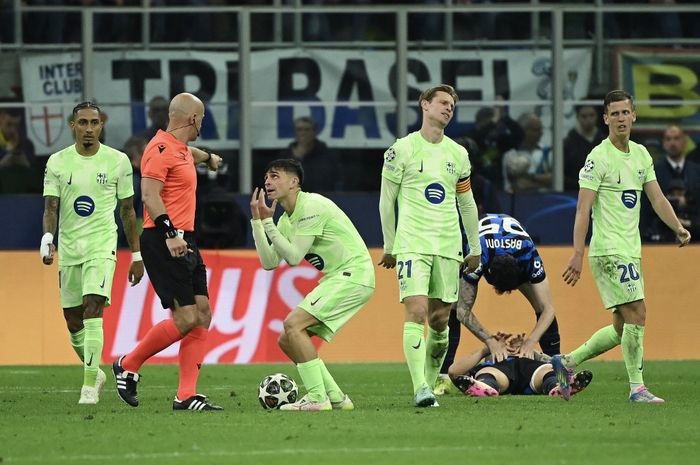 Para pemain Barcelona melakukan protes terhadap wasit Szymon Marciniak pada laga Liga Champions melawan Inter Milan di San Siro (6/5/2025).