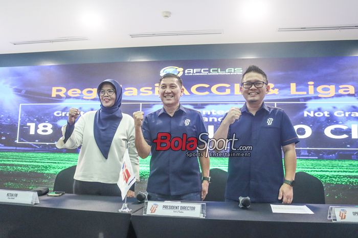 (Dari kiri ke kanan) Essy Asiah selaku Ketua Klub Licensing, Ferry Paulus sebagai Direktur Utama PT LIB, dan Asep Saputra menjabat Direktur Operasional PT LIB berfoto bersama di Menara Mandiri II, Sudirman, Jakarta, Rabu (7/5/2025).