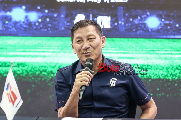 Direktur Utama PT LIB (Liga Indonesia Baru), Ferry Paulus, sedang memberikan keterangan kepada awak media di Menara Mandiri II, Sudirman, Jakarta, Rabu (7/5/2025).