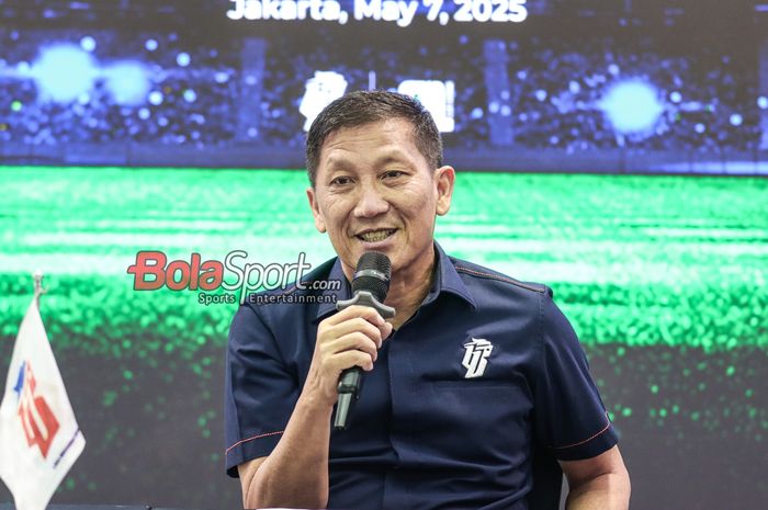 Direktur Utama PT LIB (Liga Indonesia Baru), Ferry Paulus, sedang memberikan keterangan kepada awak media di Menara Mandiri II, Sudirman, Jakarta, Rabu (7/5/2025).