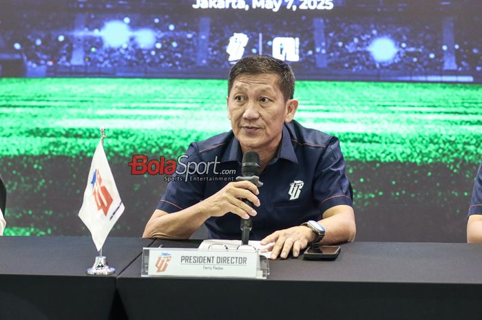 Direktur Utama PT LIB (Liga Indonesia Baru), Ferry Paulus, sedang memberikan keterangan kepada awak media di Menara Mandiri II, Sudirman, Jakarta, Rabu (7/5/2025).
