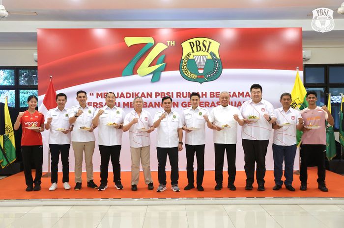 Putri Kusuma Wardani (paling kiri) dan Alwi Farhan (paling kanan) di sela perayaan HUT PBSI ke-74 tahun di pelatnas Cipayung, Jakarta, Rabu (7/5/2025).