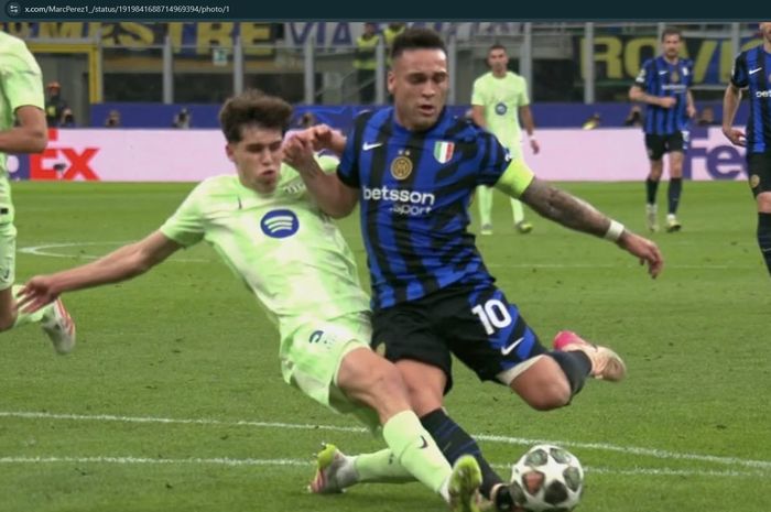 Momen penalti yang diberikan wasit untuk Inter Milan saat bek Barcelona, Pau Cubarsi, melanggar Lautaro Martinez di kotak terlarang.