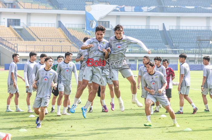 Kakang Rudianto (kanan) dan Ahmad Agung sedang berlatih bersama Persib Bandung di Stadion Gelora Bandung Lautan Api, Bandung, Jawa Barat, Kamis (8/5/2025).