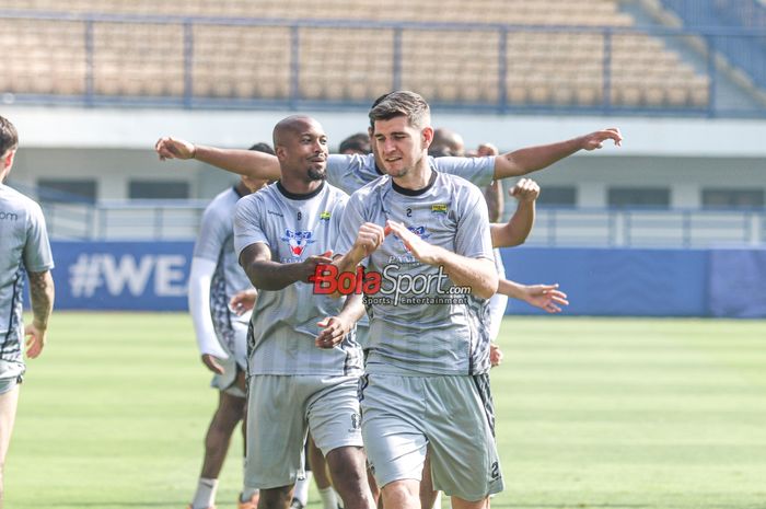 Nick Kuipers (depan) sedang berlatih bersama Persib Bandung di Stadion Gelora Bandung Lautan Api, Bandung, Jawa Barat, Kamis (8/5/2025).