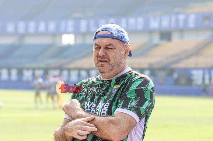 Pelatih Persib Bandung, Bojan Hodak, sedang memantau para pemainnya berlatih di Stadion Gelora Bandung Lautan Api, Bandung, Jawa Barat, Kamis (8/5/2025).