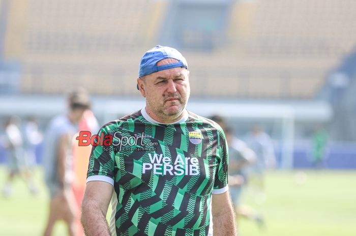 Pelatih Persib Bandung, Bojan Hodak, sedang memantau para pemainnya berlatih di Stadion Gelora Bandung Lautan Api, Bandung, Jawa Barat, Kamis (8/5/2025).