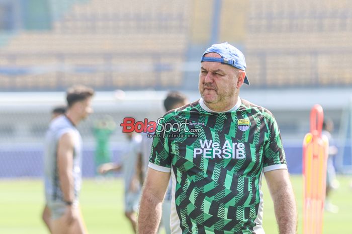 Pelatih Persib Bandung, Bojan Hodak, sedang memantau para pemainnya berlatih di Stadion Gelora Bandung Lautan Api, Bandung, Jawa Barat, Kamis (8/5/2025).