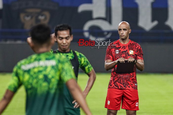 Pelatih Barito Putera, Vitor Tinoco (kanan), sedang memantau para pemainnya berlatih di Stadion Gelora Bandung Lautan Api, Bandung, Jawa Barat, Kamis (8/5/2025).