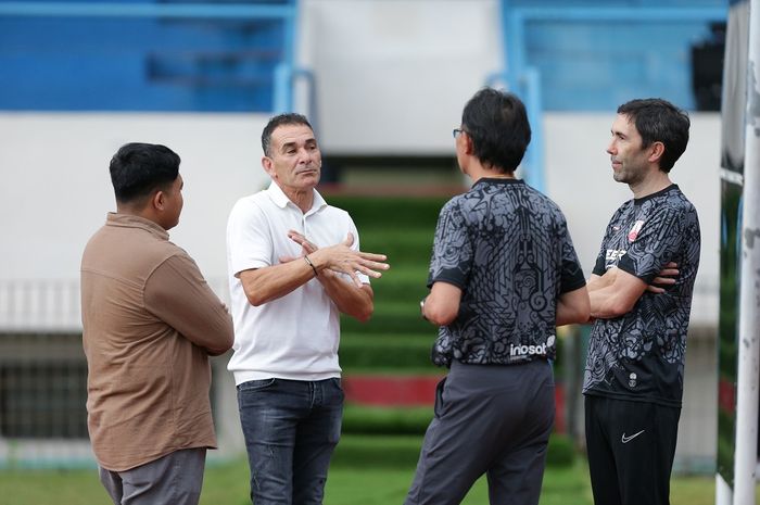 Pelatih timnas U-23 Indonesia, Gerald Vanenburg menyambangi latihan Persis Solo dan disambut langsung oleh Ong Kim Swee pada Rabu (7/5/2025).