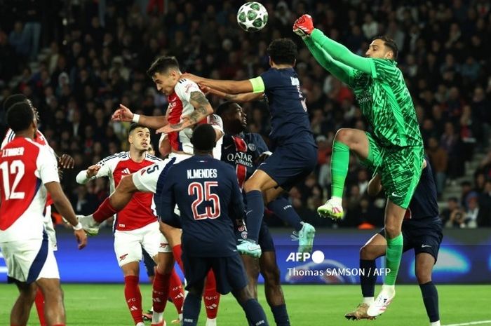 Momen penyelamatan kiper PSG, Gianluigi Donnarumma, saat menghadapi Arsenal dalam situasi bola mati di leg kedua semifinal Liga Champions 2024-2025.