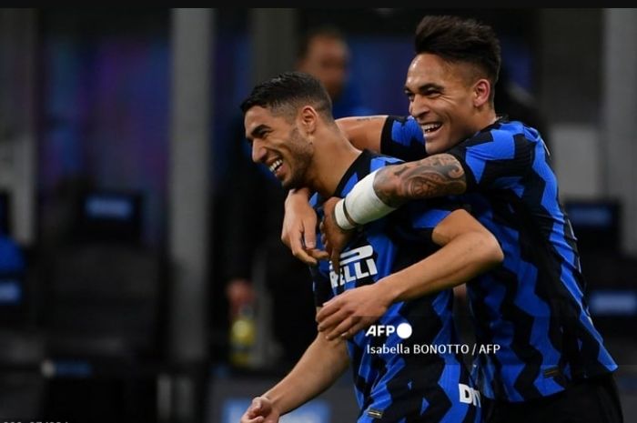 Achraf Hakimi saat merayakan gol bersama Lautaro Martinez ketika masih membela Inter Milan. Kini Hakimi mengantar PSG lolos ke final Liga Champions dan akan bertemu mantan klubnya di Allianz Arena (31/5/2025).