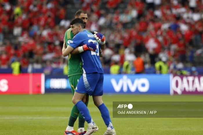 Gianluigi Donnarumma berpelukan dengan Alessandro Bastoni saat membela Timnas Italia. Kini Donnarumma mengantar PSG lolos ke final Liga Champions dan akan bertemu Inter Milan yang diperkuat Bastoni di Allianz Arena (31/5/2025).