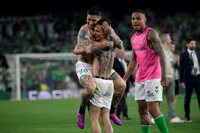 Antony (tengah) merayakan kemenangan untuk Real Betis. Winger pinjaman dari Man United itu mencetak gol dan asis ketika menghadapi Fiorentina pada semifinal UEFA Conference League (8/5/2025), siap hadapi Chelsea di partai puncak.
