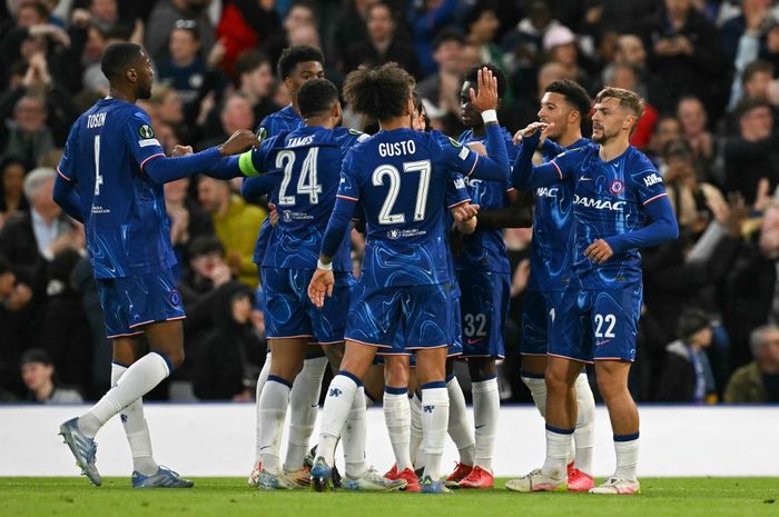 Para pemain Chelsea merayakan gol Kiernan Dewsbury-Hall (kanan) ke gawang Djurgarden pada semifinal UEFA Conference League di Stamford Bridge (8/5/2025).