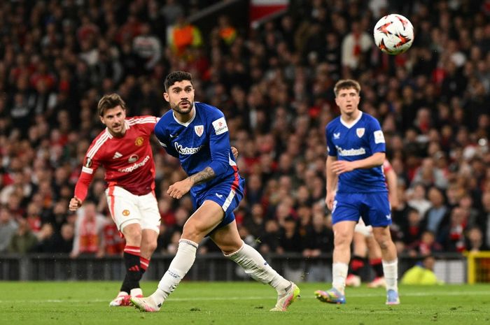 Mason Mount (kiri) melepas tembakan yang melahirkan gol Man United ke gawang Athletic Bilbao pada semifinal Liga Europa di Old Trafford (8/5/2025).