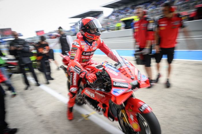 Pembalap Ducati Lenovo, Marc Marquez, bersiap mengaspal pada sesi latihan bebas pertama MotoGP Prancis 2025 di Sirkuit Le Mans, Prancis, Jumat (9/5/2025)