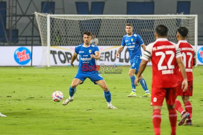 Gelandang Persib Bandung Mateo Kocijan (kiri) mengungkapkan rasa bahagianya karena meraih trofi pertama sepanjang kariernya.