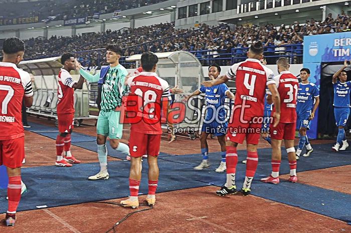 Barito Putera memberikan guard of honour kepada Persib Bandung yang berhasil juara Liga 1 2024/2025 pada pekan ke-32 di Stadion Gelora Bandung Lautan Api, Bandung, Jawa Barat, Jumat (9/5/2025).