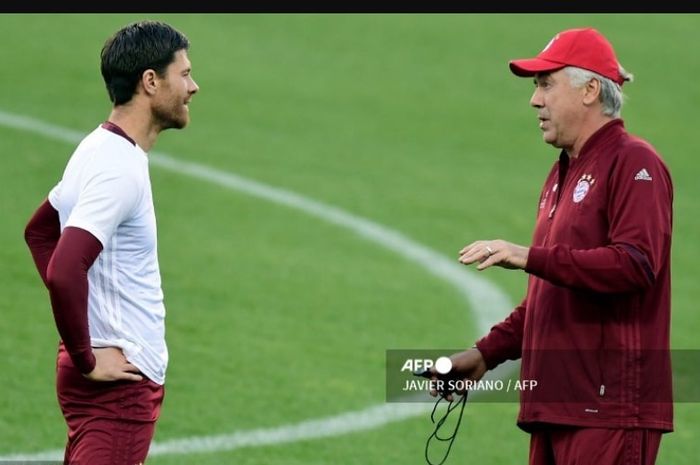 Xabi Alonso (kiri) saat dilatih Carlo Ancelotti di Bayern Muenchen. Resmi tinggalkan Bayer Leverkusen, Jumat (9/5/2025), Alonso saat ini dijagokan segera diumumkan sebagai suksesor Ancelotti di Real Madrid.