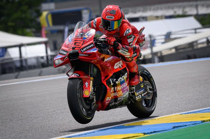 Pembalap Ducati Lenovo, Marc Marquez pada Free Practice MotoGP Prancis 2025 di Sirkuit Le Mans, Jumat (9/5/2025).