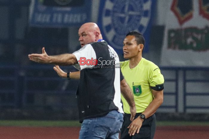 Pelatih Persib Bandung, Bojan Hodak, ingin tim asuhannya tetap waspada kendati tinggal selangkah lagi akan lolos dari fase grup AFC Champions League Two.