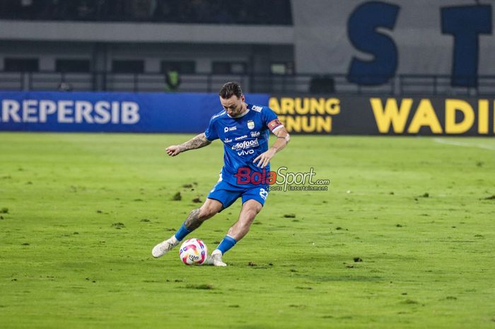 Marc Klok sedang menguasai bola dalam laga pekan ke-32 Liga 1 2024/2025 antara Persib Bandung versus Barito Putera di Stadion Gelora Bandung Lautan Api, Bandung, Jawa Barat, Jumat (9/5/2025).