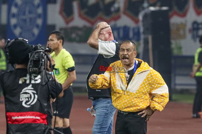 Manajer Persib Bandung, Umuh Muchtar, saat hadir dalam laga pekan ke-32 Liga 1 2024/2025 melawan Barito Putera di Stadion Gelora Bandung Lautan Api, Bandung, Jawa Barat, Jumat (9/5/2025).