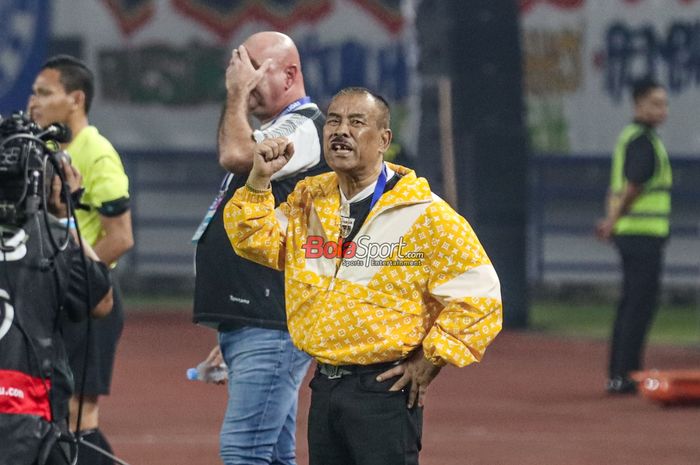 Manajer Persib Bandung, Umuh Muchtar, saat hadir dalam laga pekan ke-32 Liga 1 2024/2025 melawan Barito Putera di Stadion Gelora Bandung Lautan Api, Bandung, Jawa Barat, Jumat (9/5/2025).