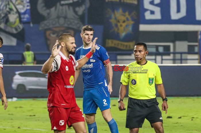 Wasit bernama Gedion Dapaherang (kanan) sedang memberikan teguran kepada Murilo Mendes (kiri) dalam laga pekan ke-32 Liga 1 2024/2025 antara Persib Bandung versus Barito Putera di Stadion Gelora Bandung Lautan Api, Bandung, Jawa Barat, Jumat (9/5/2025).