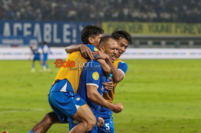 Gustavo Franca (tengah) sedang melakukan selebrasi bersama rekannya dalam laga pekan ke-32 Liga 1 2024/2025 antara Persib Bandung versus Barito Putera di Stadion Gelora Bandung Lautan Api, Bandung, Jawa Barat, Jumat (9/5/2025).