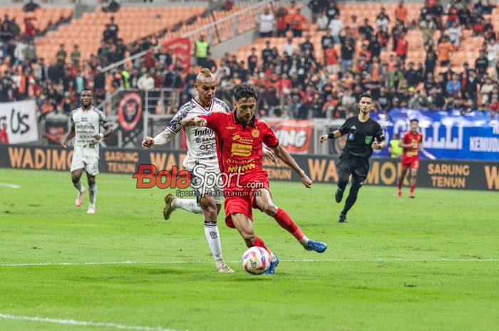 Dony Tri Pamungkas (kanan) sedang menguasai bola dan dibayangi Novri Setiawan (kiri) dalam laga pekan ke-32 Liga 1 2024/2025 antara Persija Jakarta versus Bali United di Jakarta International Stadium (JIS), Jakarta Utara, Sabtu (10/5/202