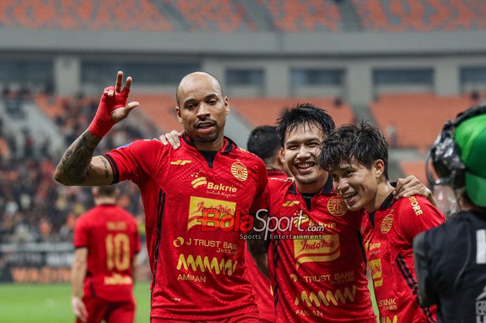(Dari kiri ke kanan) Gustavo Almeida, Witan Sulaeman, dan Ryo Matsumura sedang selebrasi bersama dalam laga pekan ke-32 Liga 1 2024/2025 antara Persija Jakarta versus Bali United di Jakarta International Stadium (JIS), Jakarta Utara, Sabtu (10/5/2025) malam.