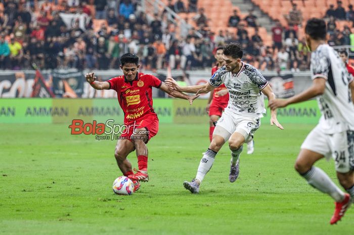 Firza Andika (kiri) sedang menguasai bola dan dibayangi Brandon Wilson (kanan) dalam laga pekan ke-32 Liga 1 2024/2025 antara Persija Jakarta versus Bali United di Jakarta International Stadium (JIS), Jakarta Utara, Sabtu (10/5/2025) malam.