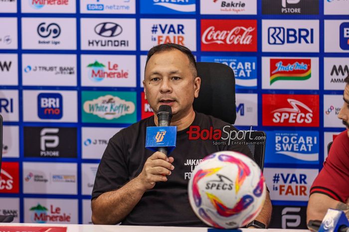 Pelatih Persija Jakarta, Ricky Nelson, sedang memberikan keterangan kepada awak media di Jakarta International Stadium (JIS), Jakarta Utara, Sabtu (10/5/2025) malam