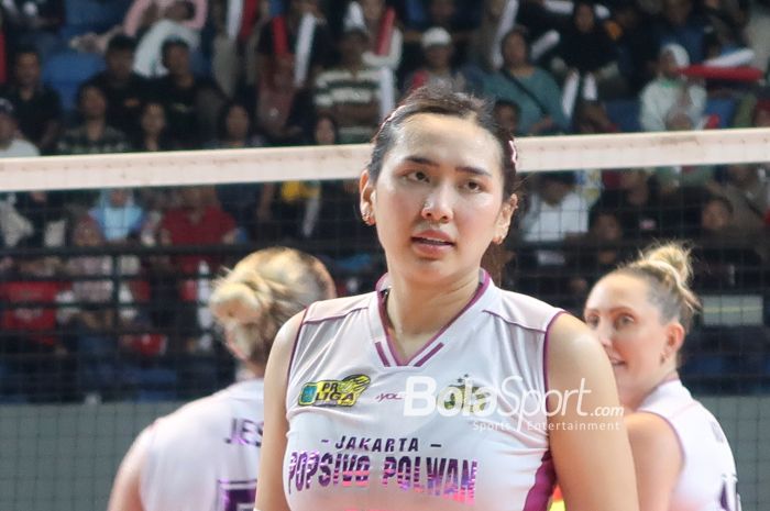 Middle Blocker Jakarta Popsivo Polwan, Yolla Yuliana, saat berlaga di babak grand final Proliga 2025 di GOR Amongrogo, Yogyakarta, Sabtu (10/5/2025)
