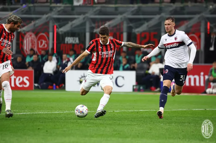 Christian Pulisic melepaskan tembakan dalam partai AC Milan vs Bologna pada lanjutan pekan ke-36 Liga Italia di San Siro (9/5/2025).