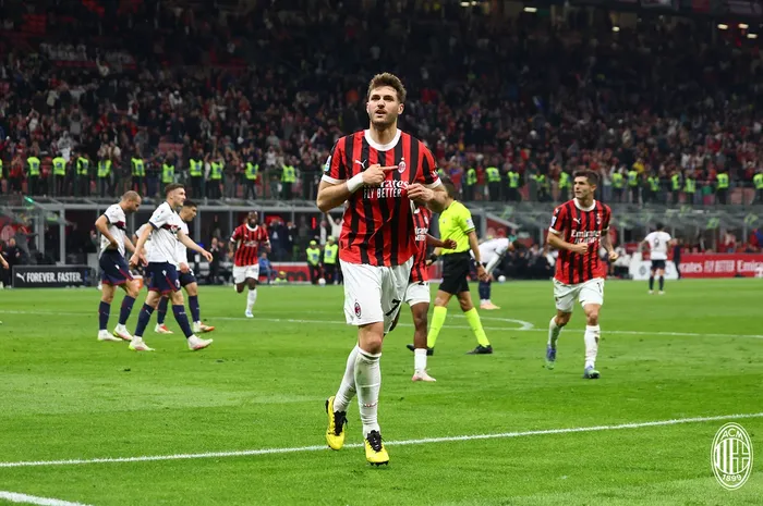Santiago Gimenez merayakan golnya dalam partai AC Milan vs Bologna pada lanjutan pekan ke-36 Liga Italia di San Siro (9/5/2025).