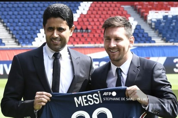 Lionel Messi saat diperkenalkan Presiden PSG, Nasser Al-Khelaifi, pada momen di Parc des Princes (11/8/2021). Musim ini tanpa Messi, PSG justru berhasil mencapai final Liga Champions untuk melawan Inter Milan.