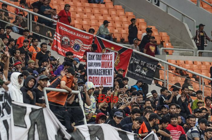 Sejumlah The Jakmania memberikan protes terhadap manajemen Persija Jakarta di Jakarta International Stadium (JIS), Jakarta Utara, Sabtu (10/5/2025) malam.