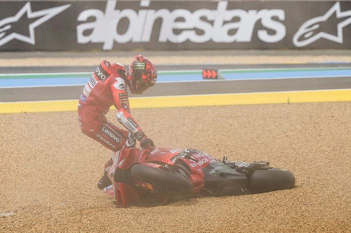 Pembalap Ducati, Francesco Bagnaia saat mencoba bangkit usai mengalami crash pada sprint MotoGP Prancis 2025, Sabtu (10/5/2025)