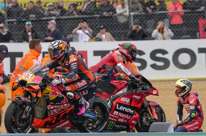 Momen pembalap Ducati, Francesco Bagnaia, mengalami crash usai disenggol Enea Bastianini dari Red Bull KTM Tech3 (kiri) pada MotoGP Prancis 2025, Minggu (11/5/2025)